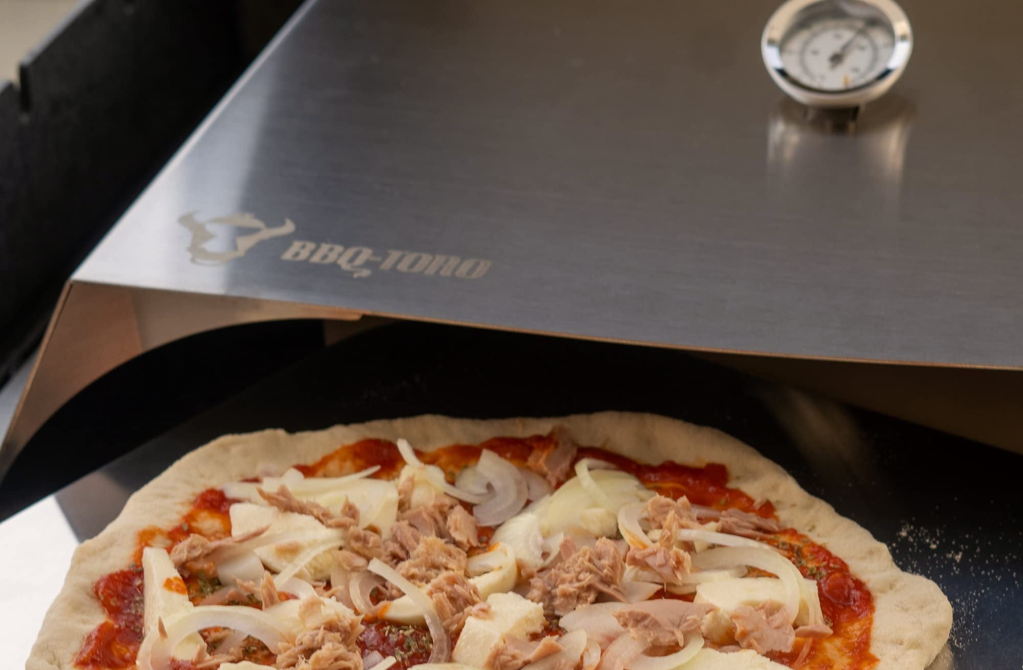 BBQ-Toro Edelstahl Pizzaaufsatz für Gas- und andere Grills | Pizzahaube mit Thermometer, Pizzastein und Schaufel | 56 x 39 cm | Pizzacover, Outdoor Haube für Pizzen | Grillzubehör, Grillparty