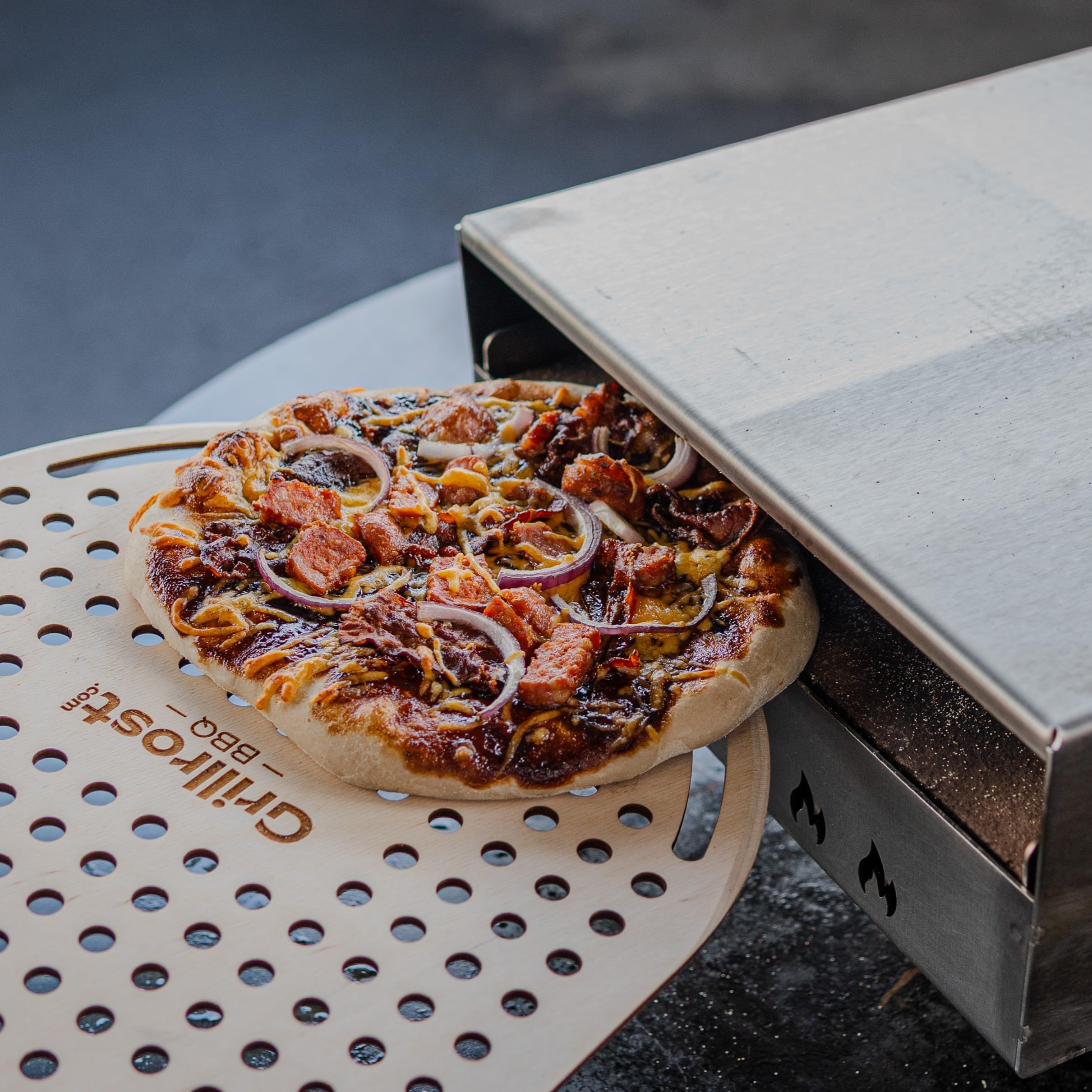 Grillrost.com Das Original Feuerplatte Pizzaaufsatz | Pizzabox aus Edelstahl - perfekte Oberhitze für Deine Pizza wie aus dem Holzofen